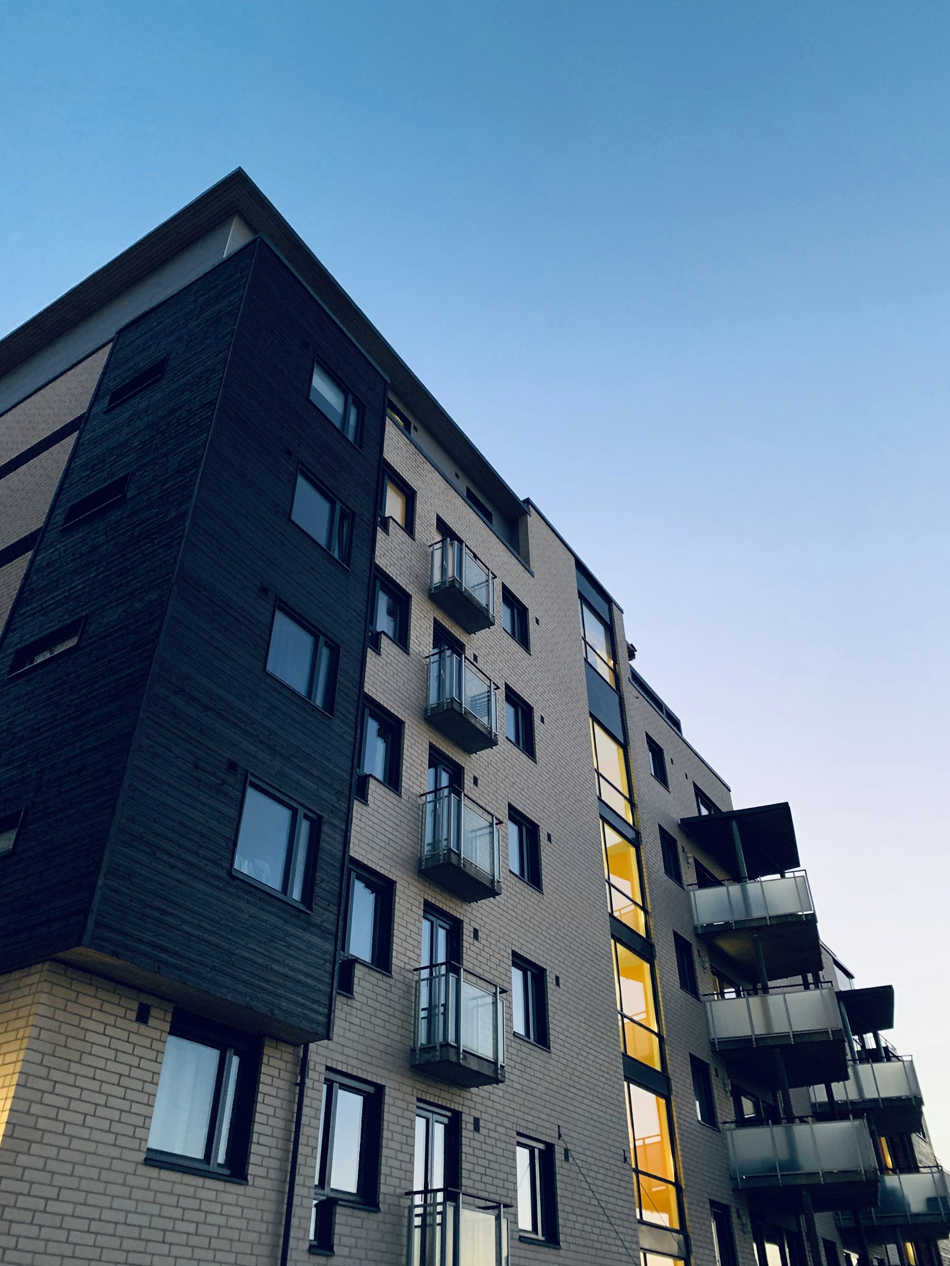 Façade vitrée moderne en plein centre Lausanne